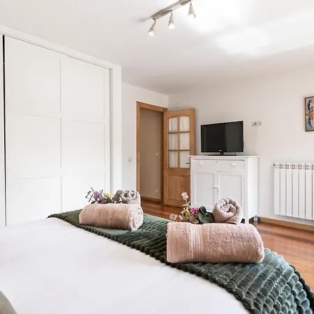 Figares, Casa Con Piscina Holiday home Quintueles