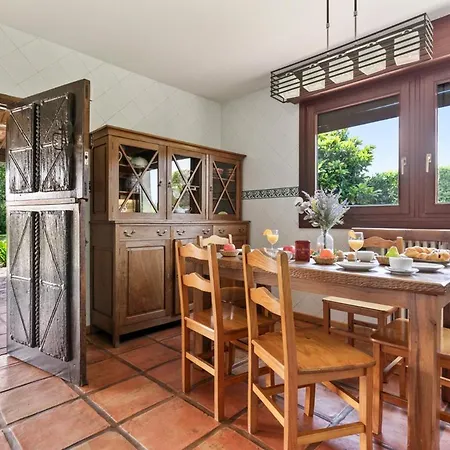 Figares, Casa Con Piscina Dom wakacyjny