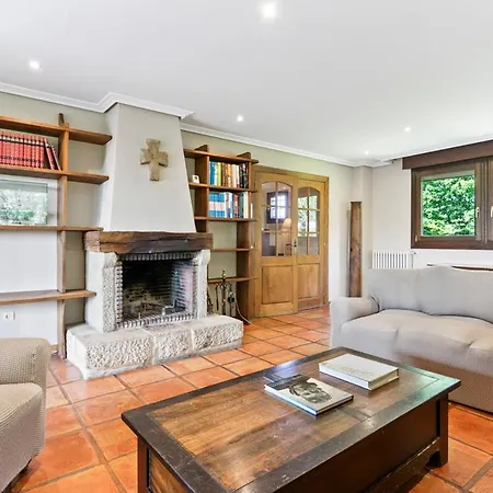 Figares, Casa Con Piscina Dom wakacyjny